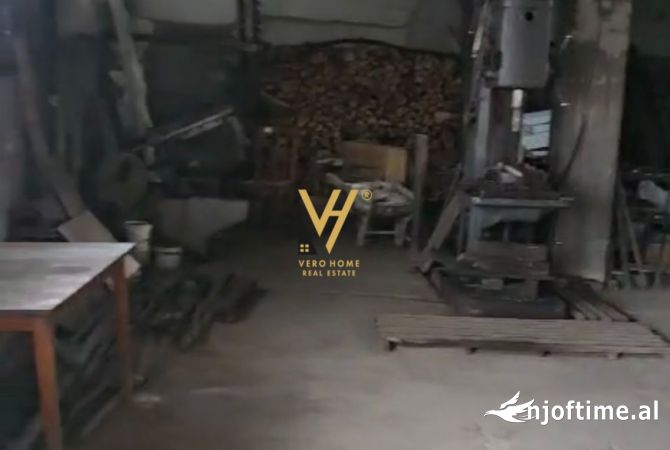 Ambiente Commerciale in Affitto 4+1 a Tirana - 500 Euro