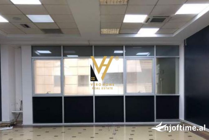 Ambiente Commerciale in Affitto 3+1 a Tirana - 900 Euro