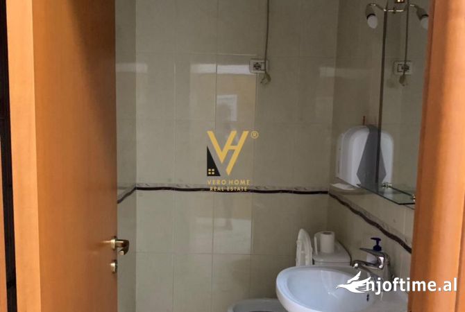 Ambiente Commerciale in Affitto 3+1 a Tirana - 600 Euro