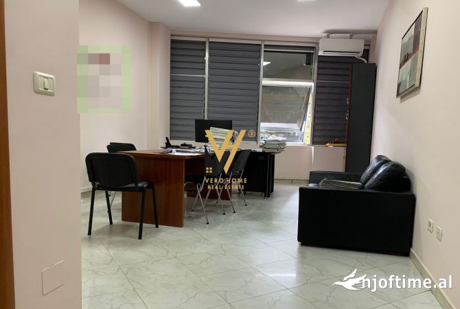 Ambiente Commerciale in Affitto 3+1 a Tirana - 600 Euro