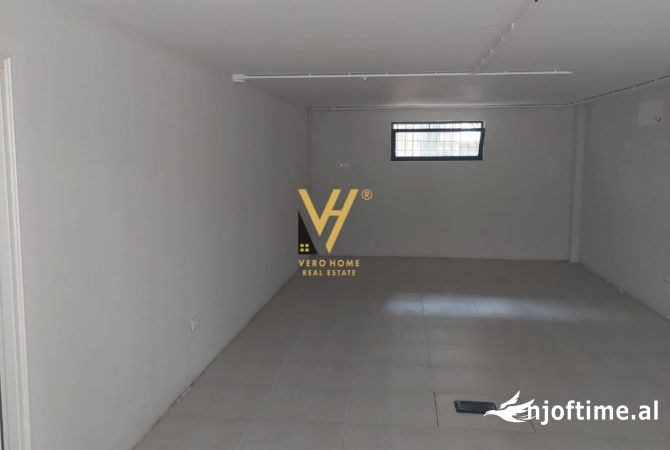 Ambiente Commerciale in Affitto 1+1 a Tirana - 1,300 Euro
