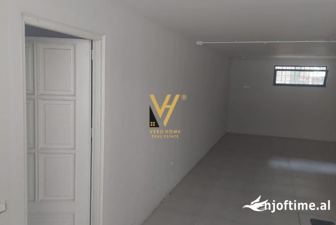 Ambiente Commerciale in Affitto 1+1 a Tirana - 1,300 Euro