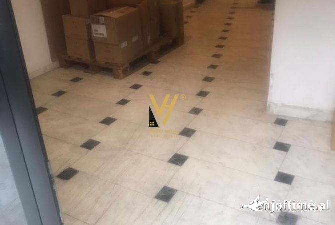 Ambiente Commerciale in Affitto 4+1 a Tirana - 2,000 Euro