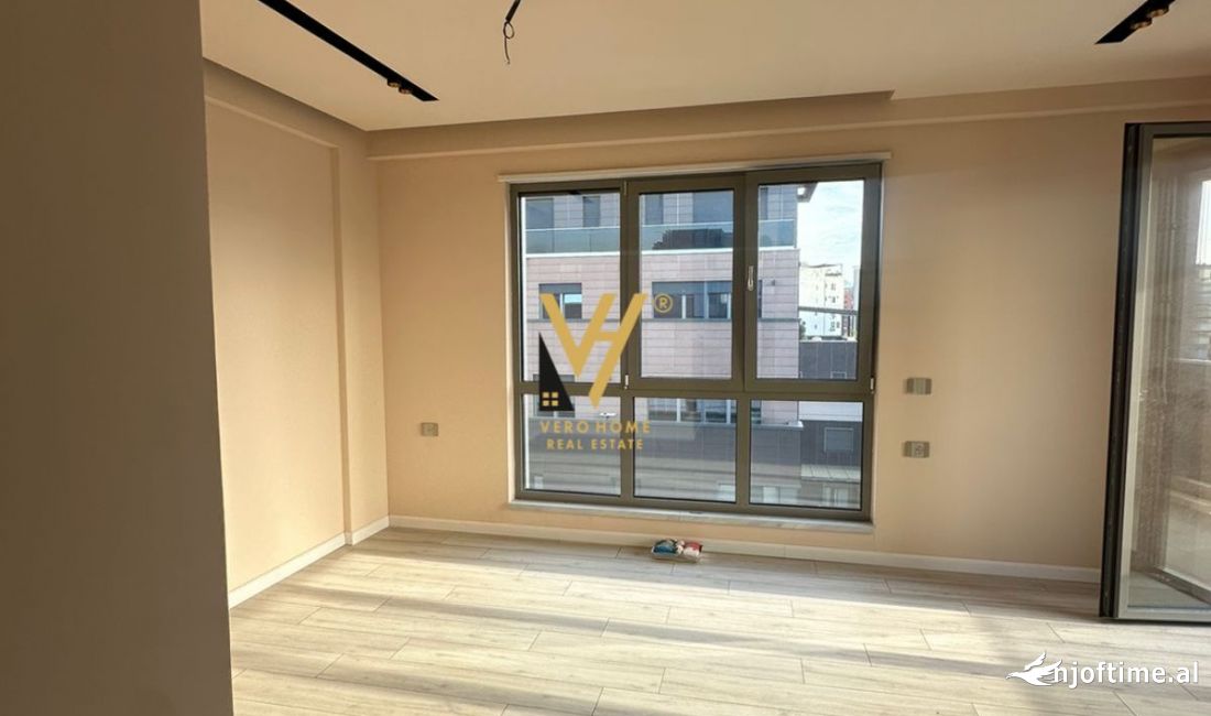 JEPET AMBIENT KOMERCIAL 110M2 ME QERA TE RRUGA E KAVAJES 1.350 EURO