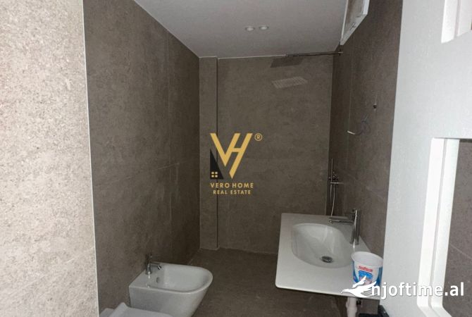 JEPET AMBIENT KOMERCIAL 110M2 ME QERA TE RRUGA E KAVAJES 1.350 EURO