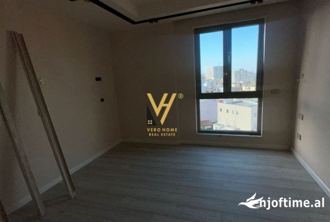 JEPET AMBIENT KOMERCIAL 110M2 ME QERA TE RRUGA E KAVAJES 1.350 EURO