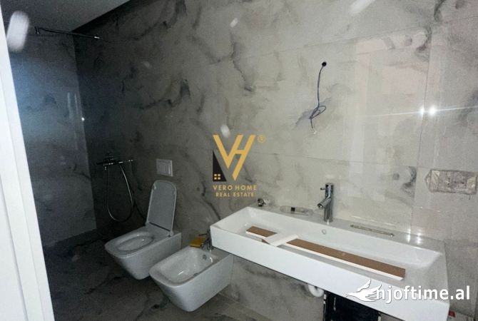 Ambiente Commerciale in Affitto 3+1 a Tirana - 1,350 Euro