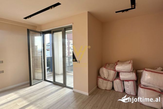 Ambiente Commerciale in Affitto 3+1 a Tirana - 1,350 Euro