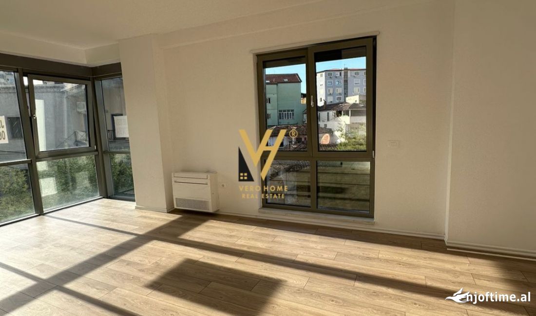 JEPET AMBIENT KOMERCIAL 150M2 ME QERA TE RRUGA E KAVAJES 2.500 EURO