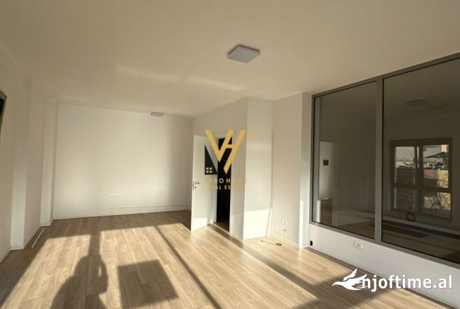 Ambiente Commerciale in Affitto 3+1 a Tirana - 2,500 Euro