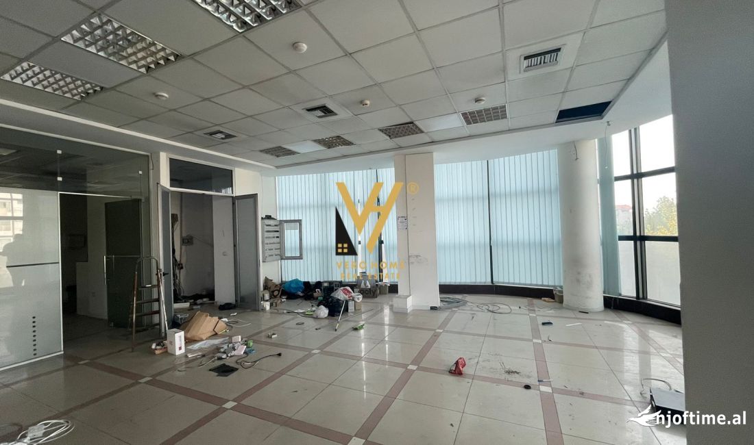 JEPET ZYRE OPEN SPACE 400 M2 ME QERA NE SELITE 2.700 EURO