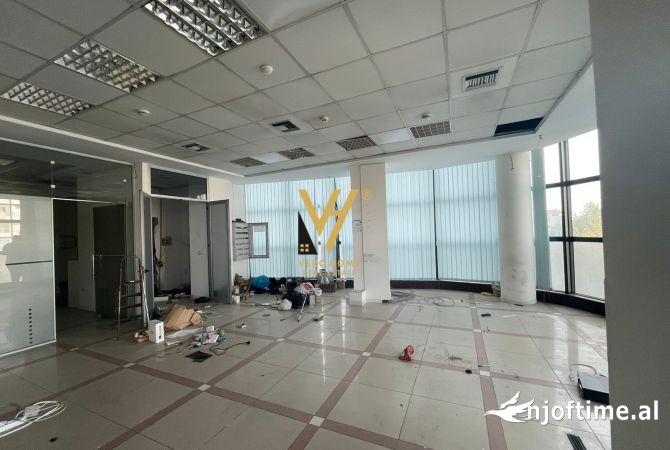 Ambiente Commerciale in Affitto 3+1 a Tirana - 2,700 Euro