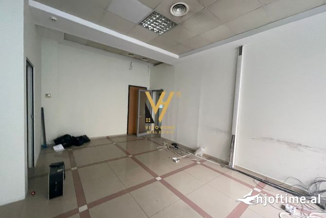 Ambiente Commerciale in Affitto 3+1 a Tirana - 2,700 Euro