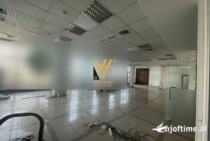 Ambiente Commerciale in Affitto 3+1 a Tirana - 2,700 Euro