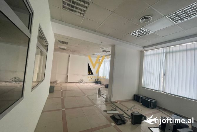 JEPET ZYRE OPEN SPACE 400 M2 ME QERA NE SELITE 2.700 EURO