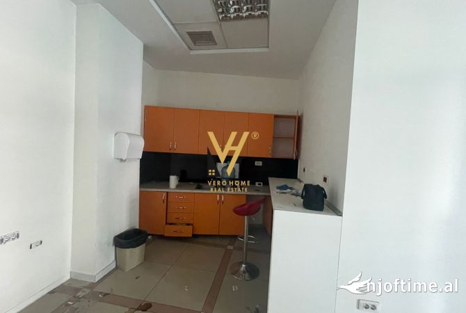 JEPET ZYRE OPEN SPACE 400 M2 ME QERA NE SELITE 2.700 EURO