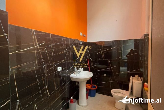 JEPET AMBJENT BIZNESI 93 M2 ME QERA NE SELITE 650 EURO