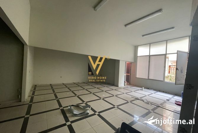 Ambiente Commerciale in Affitto 3+1 a Tirana - 650 Euro