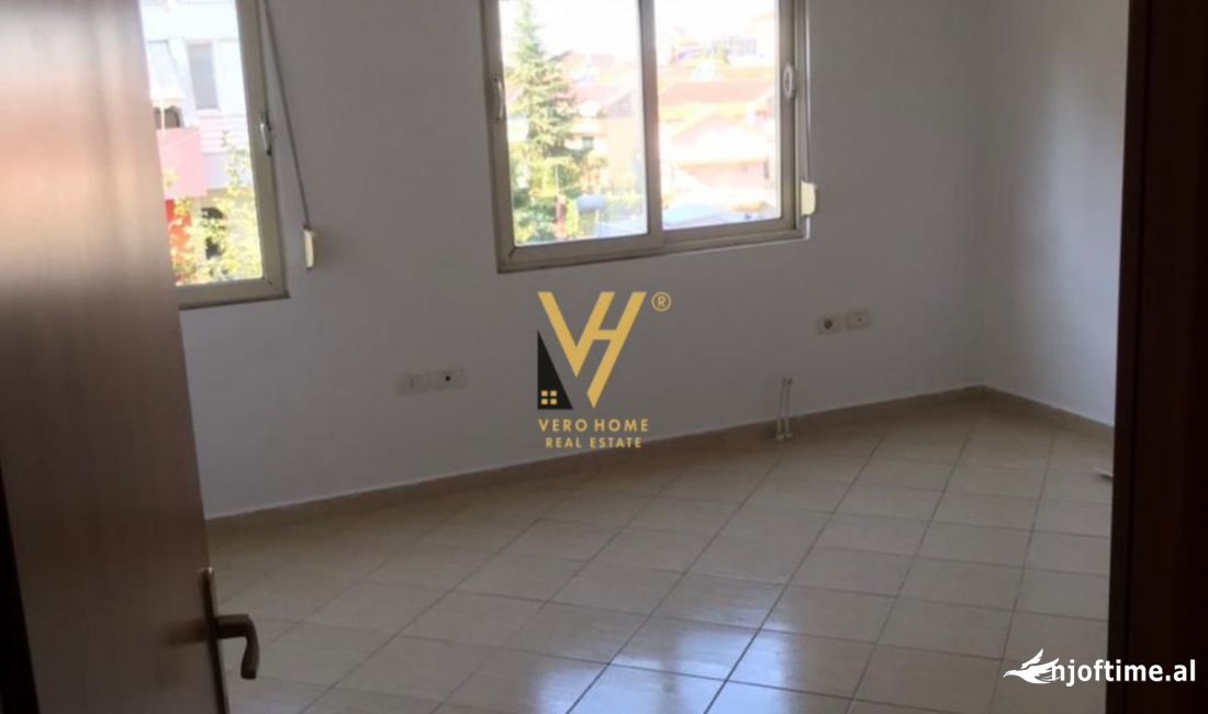 JEPET ZYRE 90 M2 ME QERA TE QENDRA KRISTAL 650 EURO