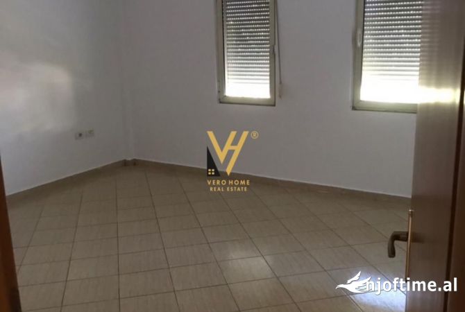 JEPET ZYRE 90 M2 ME QERA TE QENDRA KRISTAL 650 EURO