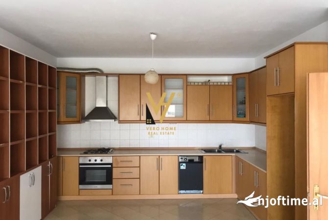 Ambiente Commerciale in Affitto 3+1 a Tirana - 650 Euro