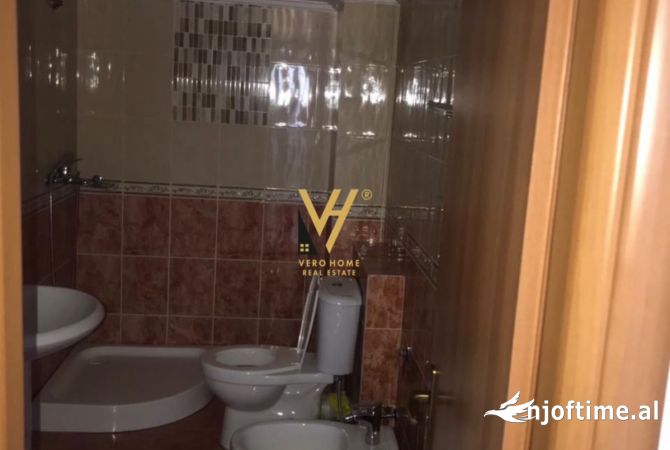 Ambiente Commerciale in Affitto 3+1 a Tirana - 650 Euro