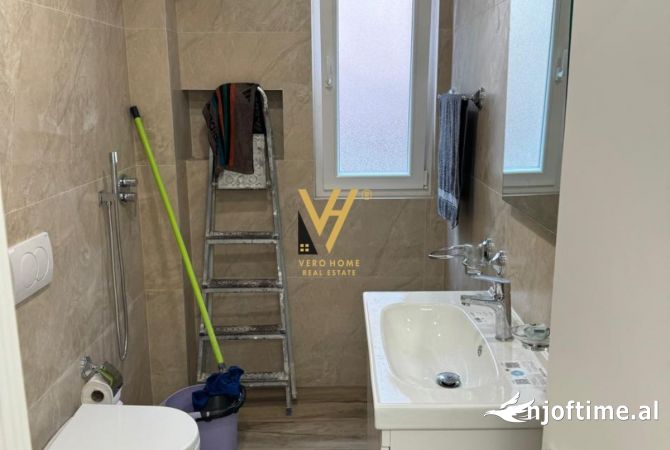 Ambiente Commerciale in Affitto 3+1 a Tirana - 500 Euro