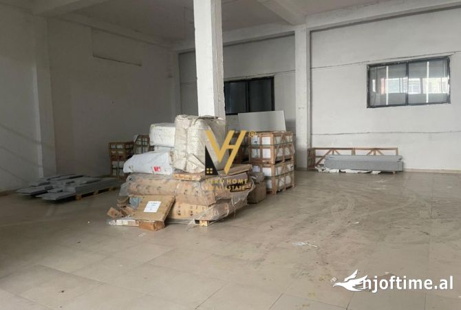Ambiente Commerciale in Affitto 4+1 a Tirana - 2,400 Euro