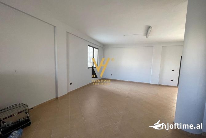 Ambiente Commerciale in Affitto 1+1 a Tirana - 1,500 Euro