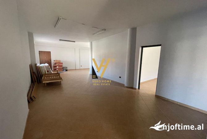 JEPET AMBIENT BIZNESI 210 M2 ME QERA TE UNAZA E RE 1.500 EURO