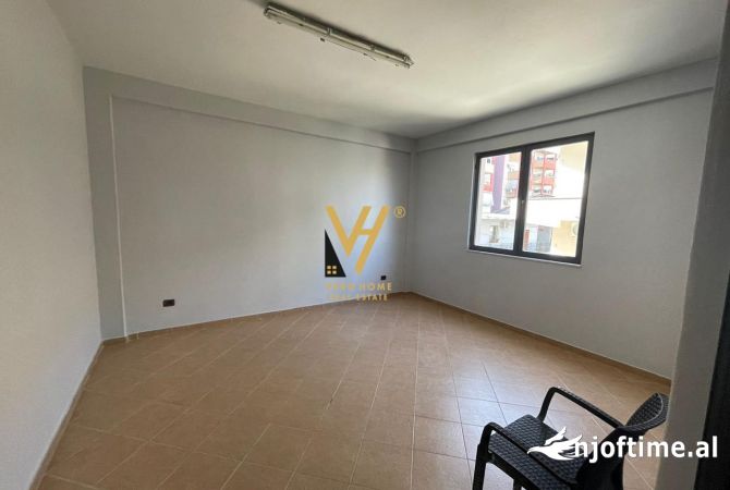 Ambiente Commerciale in Affitto 1+1 a Tirana - 1,500 Euro