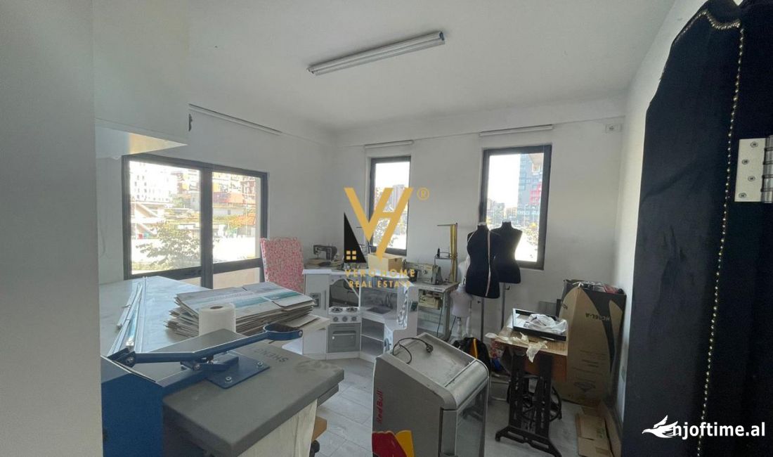 JEPET AMBIENT BIZNESI 210 M2 ME QERA TE UNAZA E RE 1.500 EURO