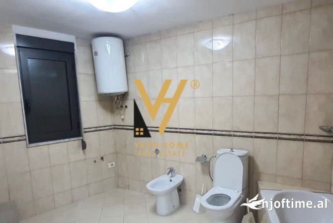 Ambiente Commerciale in Affitto 3+1 a Tirana - 1,600 Euro