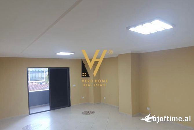 Ambiente Commerciale in Affitto 3+1 a Tirana - 1,600 Euro