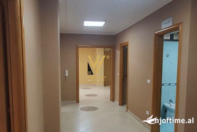 JEPET ZYRE 160 M2 ME QERA NE QENDER 1.600 EURO