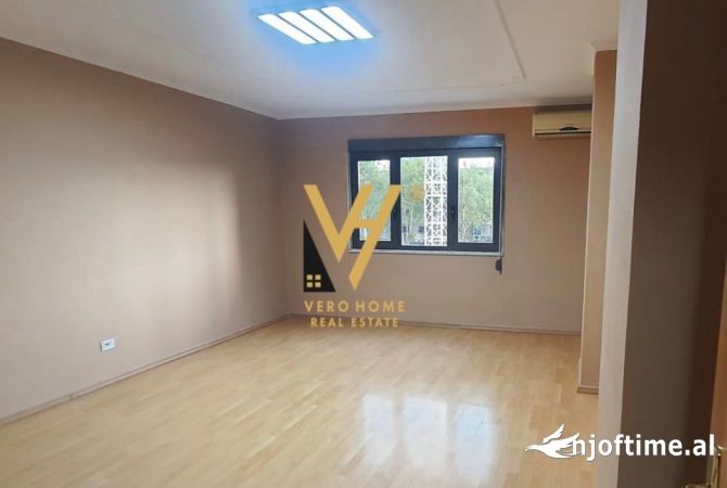 JEPET ZYRE 160 M2 ME QERA NE QENDER 1.600 EURO