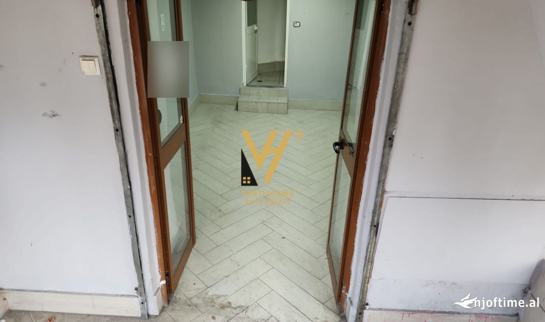 SHITET DYQAN 17 M2 TE STACIONI I TRENIT 75.000 EURO