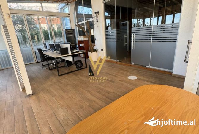 Ambiente Commerciale in Affitto 3+1 a Tirana - 1,000 Euro