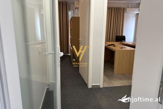Ambiente Commerciale in Affitto 3+1 a Tirana - 850 Euro