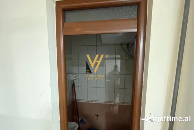 Ambiente Commerciale in Affitto 1+1 a Tirana - 35,000 Leke