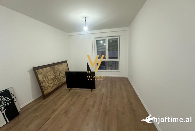 Ambiente Commerciale in Affitto 3+1 a Tirana - 900 Euro