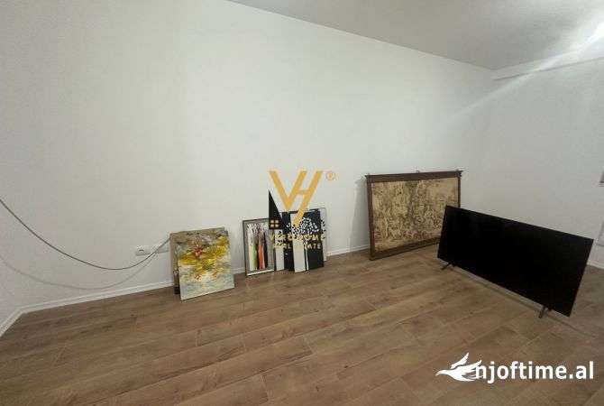 Ambiente Commerciale in Affitto 3+1 a Tirana - 900 Euro