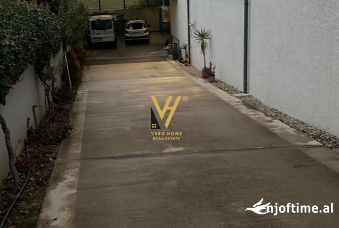 Ambiente Commerciale in Affitto 4+1 a Tirana - 4,000 Euro