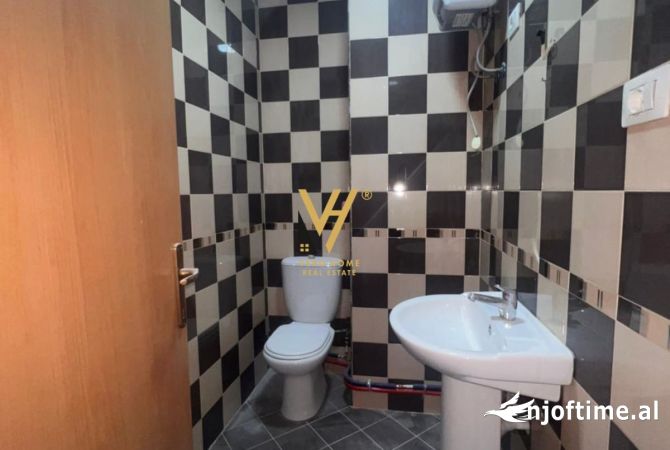 JEPET ZYRE 110 M2 ME QERA TE USLUGA , STACIONI I TRENIT 700 EURO