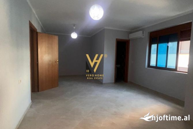 Ambiente Commerciale in Affitto 3+1 a Tirana - 700 Euro
