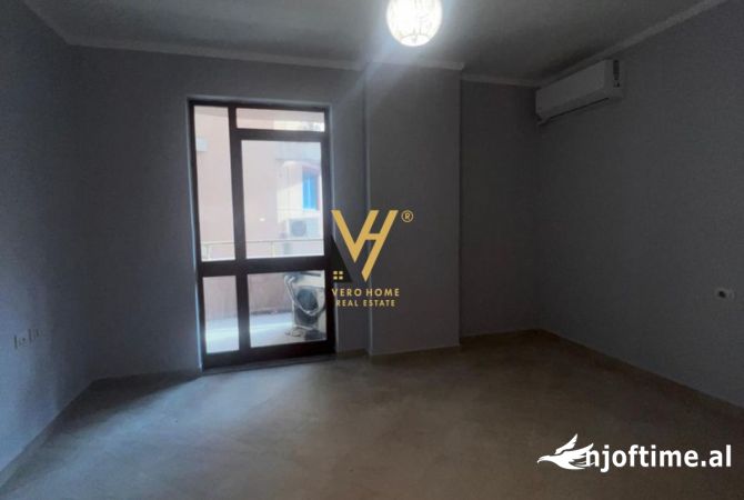 Ambiente Commerciale in Affitto 3+1 a Tirana - 700 Euro