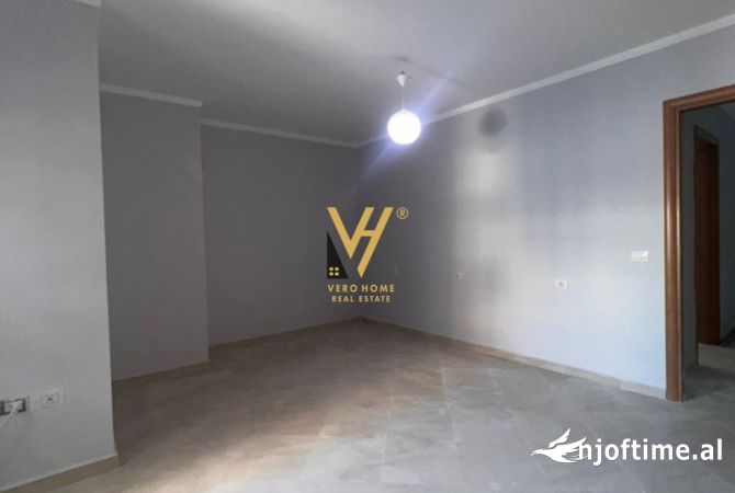 Ambiente Commerciale in Affitto 3+1 a Tirana - 700 Euro