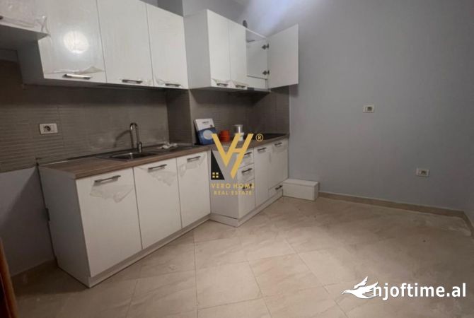 JEPET ZYRE 110 M2 ME QERA TE USLUGA , STACIONI I TRENIT 700 EURO