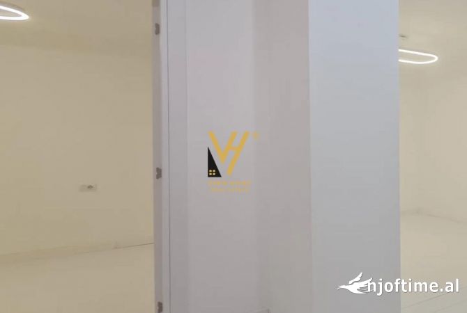 Ambiente Commerciale in Affitto 3+1 a Tirana - 700 Euro