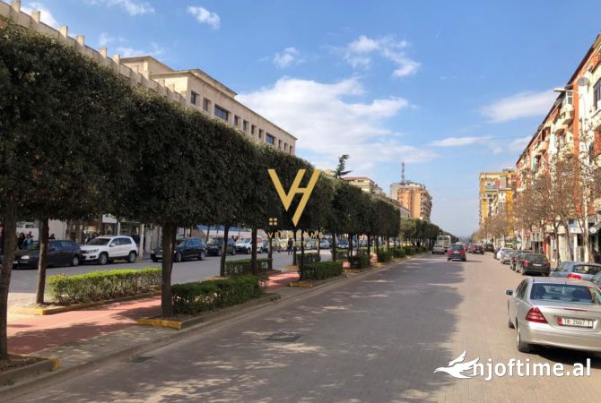 Ambiente Commerciale in Vendita 1+1 a Tirana - 1,500,000 Euro